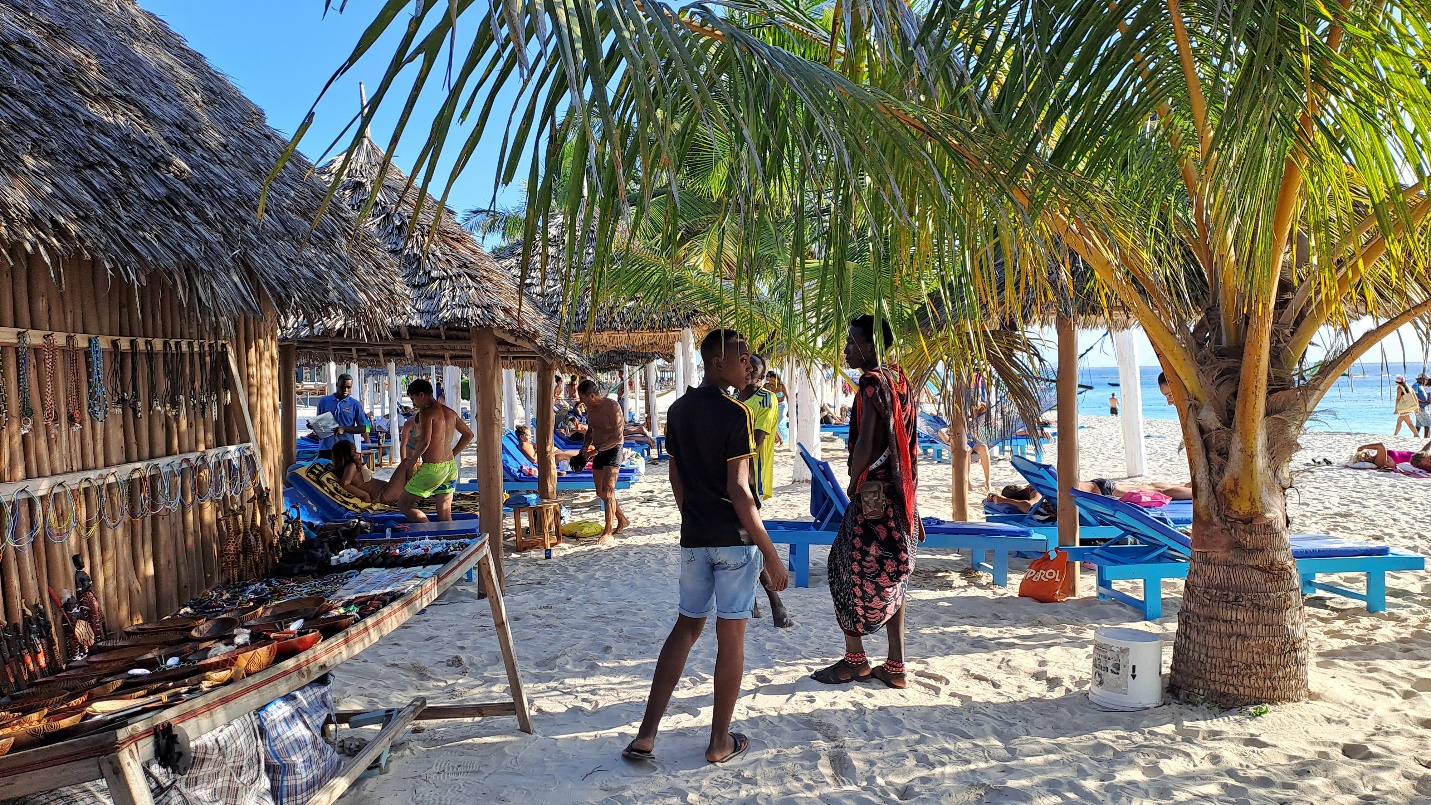 Kendwa plaža, Zanzibar Kendwa plaža na Zanzibaru sa belim peskom, palmama i velikim krošnjama koje prave hlad