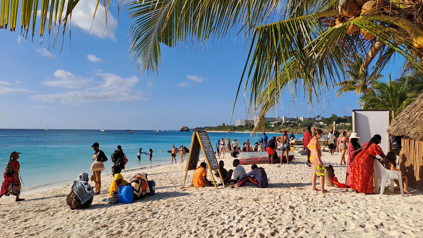 Kendwa plaža, Zanzibar Kendwa plaža na Zanzibaru sa belim peskom, palmama i velikim krošnjama koje prave hlad