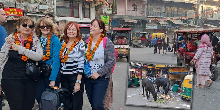 Ulice Nju Delhija, tuk tuk. Venac cveća dobrodošlica