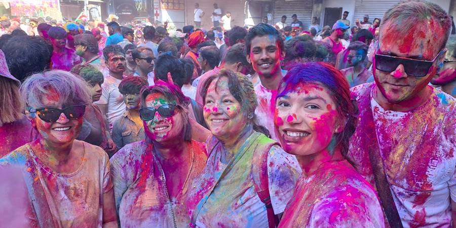 Ljudi prekriveni bojom tokom Holi festivala