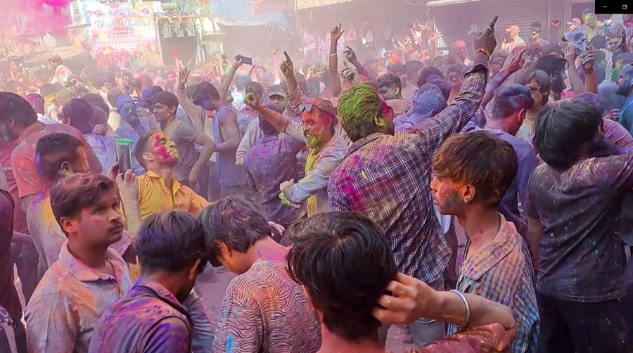 Grupa ljudi prekrivenih bojom u Holi proslavi