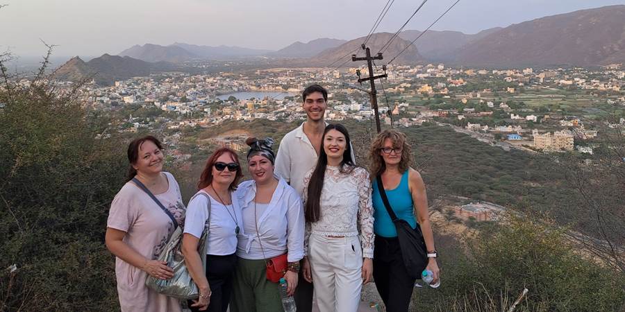 Grupna fotografija na brdu, pogled na Puškar