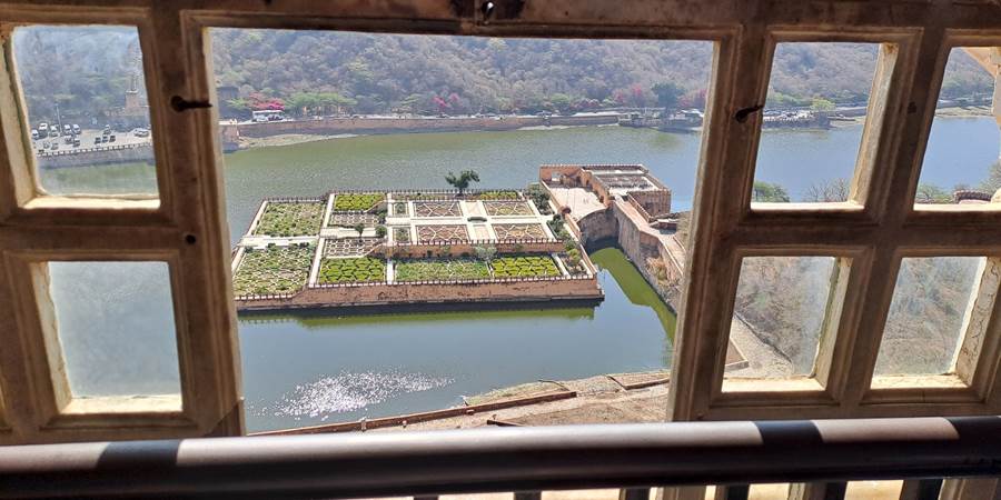 Pogled na malo ostrvce u vodi, Agra fort