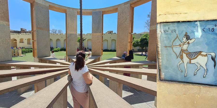 Osoba stoji u kružnoj strukturi, Jantar Mantar