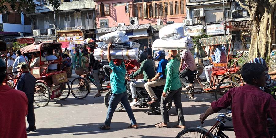 Chandi Chowk, Grupa ljudi hoda ulicom