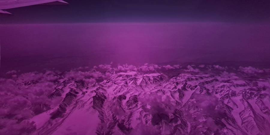 Aurora Borealis nad snežnom planinom
